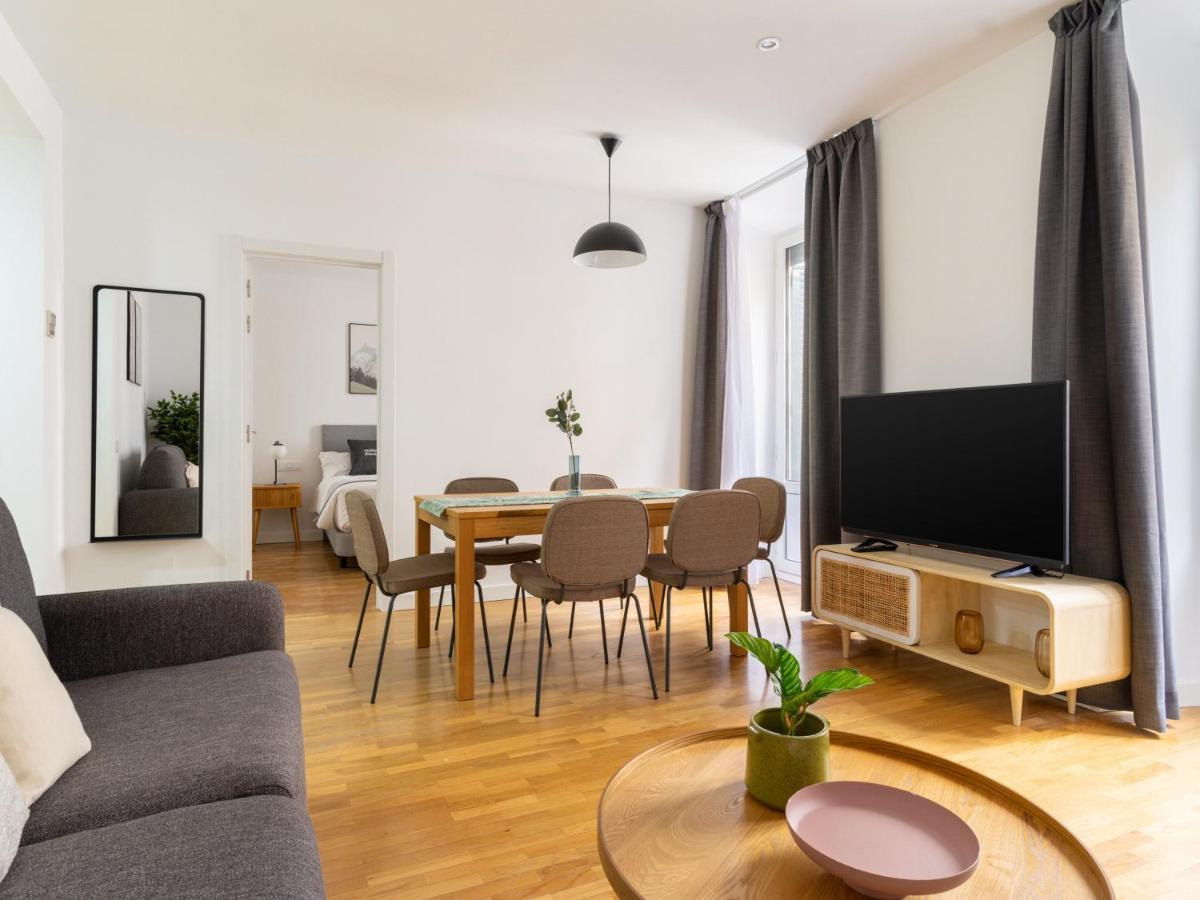 Apartamento com 2 Quartos e Varanda